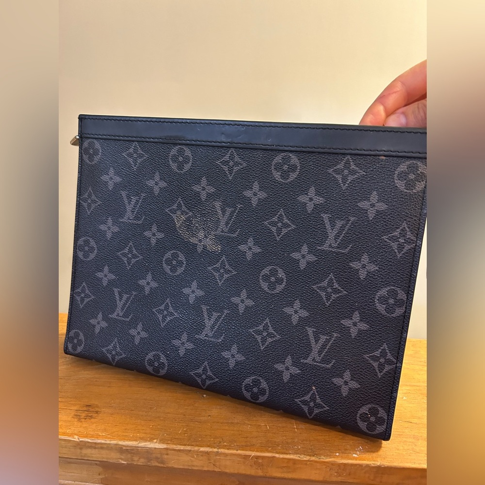 LOUIS VUITTON BLACK CLUTCH ( D U P E )